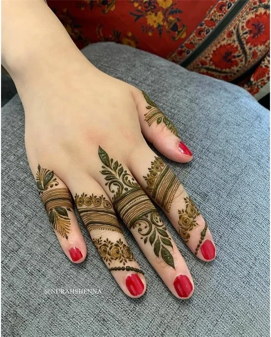 Ethnic Motif Using Plait Back Finger Mehndi Design